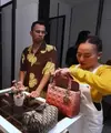 Artis cantik Aura Kasih salah satu artis papan atas. Tidak hanya dikenal sebagai pemeran, tapi juga seorang penyanyi. Berikut beberapa potret tas koleksi Aura Kasih yang harganya puluhan juga hingga ratusan juta. [Youtube/TRANS7 OFFICIAL]
