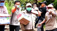 Wali Kota Bengkulu Helmi Hasan mengantarkan langsung bantuan sembako untuk merayu warga kota supaya tetap berada di rumah. (Liputan6.com/Yuliardi Hardjo)