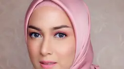 Warna pink terdiri dari beberapa jenis, mulai dari pink cerah sampai pink nude, begitu juga dengan hijab yang dikenakan Nina Zatulini ini. Polesan makeup natural dengan eyeshadow dan lipstik berwarna pink mendukung penampilan bintang film Aku, Kau & KUA ini jadi makin cantik. (Liputan6.com/IG/@ninazatulini22)