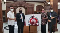 Koordinator Staf Khusus Presiden RI, AAGN Ari Dwipayana menyerahkan secara simbolis 600 ribu masker bantuan dari Pemerintah Pusat kepada Gubernur Bali I Wayan Koster di Jayasabha, Denpasar, Minggu (6/9/2020). (Ist)