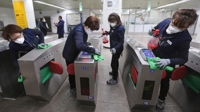Korea Selatan Semprot Disinfektan di Stasiun