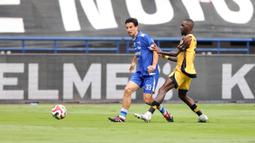 Pemain Persib Bandung, Thom Haye (kiri) berusaha melepaskan umpan dibayangi pemain Persija Jakarta, Allano De Souza Lima dalam laga lanjutan BRI Super League 2025/2026 di Stadion Gelora Bandung Lautan Api, Bandung, Minggu (11/01/2026). (Bola.com/Abdul Aziz)