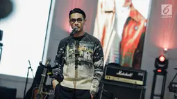 Penyanyi Afgan Syahreza saat rilis single 'Heaven' di Jakarta, Rabu (21/2). Lagu 'Heaven' merupakan kolaborasi dirinya dengan Isyana Sarasvati dan Rendy Pandugo. (Liputan6.com/Faizal Fanani)
