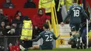 Fokus menyerang, MU malah kebobolan pada menit ke-63. Middlesbrough menyamakan skor 1-1 melalui Matt Crooks usai menerima umpan Duncan Watmore. Meski sempat diprotes para pemain MU akibat Duncan Watmore terindikasi handball, gol tetap disahkan melalui tinjauan VAR. (AP/Jon Super)