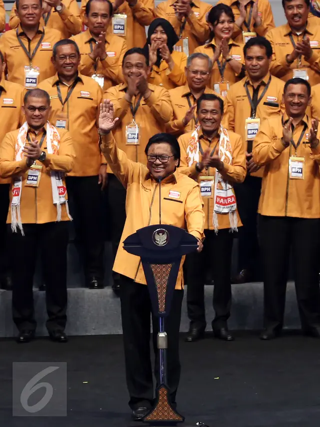 Wiranto Berikan Panji Hanura saat Pelantikan Dewan Pimpinan Pusat