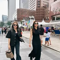 Momo Geisha dan Maia Estianty sedang menikmati waktu di Singapura, setelah menonton konser Taylor Swift. Keduanya sempat memperlihatkan beberapa potret momen kebersamaan bersama dengan teman-teman terdekat mereka. [Foto: Instagram/therealmomogeisha]