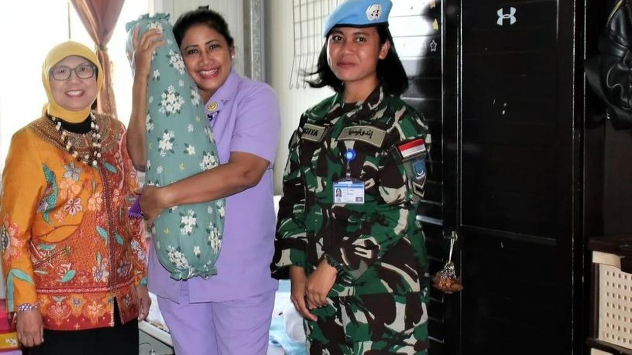Vero sempat masuk ke dalam Korimek dan berfoto bersama. Di dalam korimek dia juga tampak memeluk bantal guling milik salah satu prajurit wanita TNI yang menjadi pasukan Garuda.