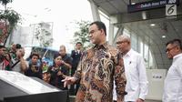 Gubernur DKI Jakarta Anies Baswedan bersiap menandatangani prasasti peresmian kawasan integrasi transportasi Dukuh Atas, Selasa (30/4/2019). Kawasan Terintegrasi Dukuh Atas  menghubungkan empat transportasi umum, yaitu Transjakarta, MRT, KRL, LRT dan Kereta Bandara. (Liputan6.com/Faizal Fanani)