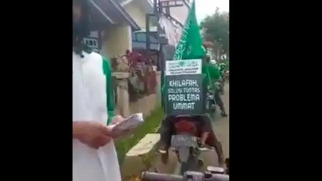 Sejumlah pemotor membawa poster sosialisai gerakan Khilafah, yang diduga berada di kawasan Jakarta Timur. (Istimewa)