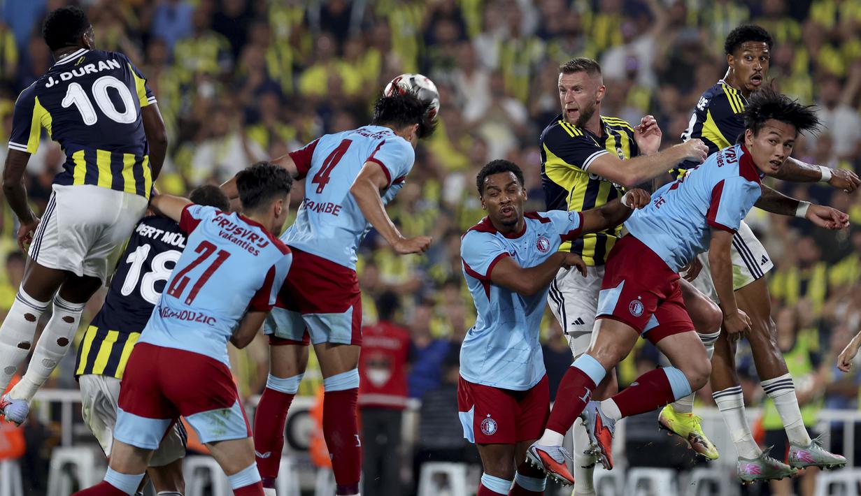 Sejumlah pemain Fenerbahce berebut bola dengan pemain Feyenoord dalam laga leg kedua putaran ketiga kualifikasi Liga Champions 2025/2026 di Fenerbahçe Sükrü Saracoglu Sport Complex, Istanbul, Turki, Selasa (12/08/2025) waktu setempat. (AP Photo/Huseyin Yavuz)
