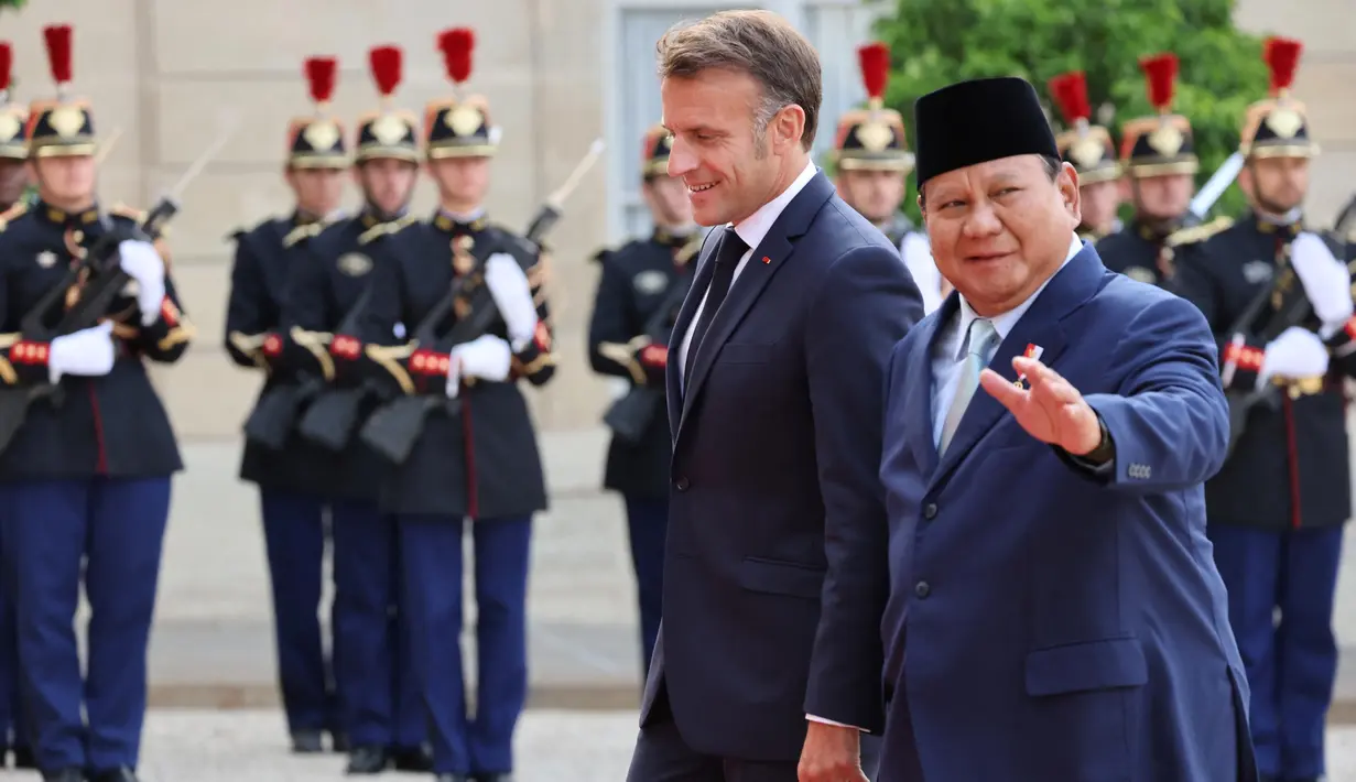 Diketahui, Presiden Prabowo Subianto mendapat undangan langsung dari Presiden Prancis Emmanuel Macron untuk hadir sebagai tamu kehormatan di Bastille Day. (Ludovic MARIN/AFP)