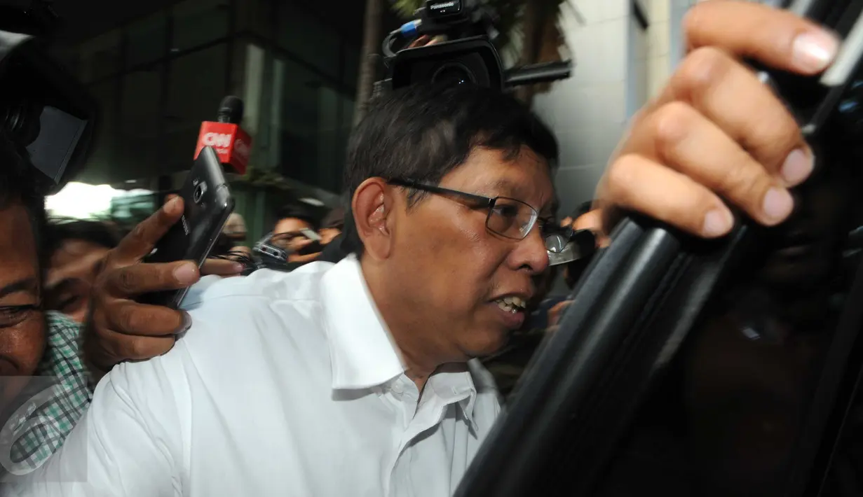 Dirjen Bina Marga Kementerian PUPR, Hediyanto W Husaini usai di periksa oleh KPK, Jakarta, (1/6).Kasus yang menjerat politikus PDI Perjuangan Damayanti Wisnu Putranti bersama beberapa sejawatnya di Komisi V DPR RI. (Liputan6.com/Helmi Afandi)