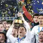 Penyerang Real Madrid, Cristiano Ronaldo mengangkat trofi Piala Dunia Antarklub 2017 usai mengalahkan klub Brasil, Gremio pada babak final di stadion Zayed Sports City di Abu Dhabi, Uni Emirat Arab, (16/12). (AP Photo / Hassan Ammar)