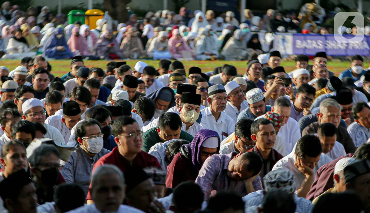 "Sekitar 15.000 jemaah hadir hari ini dan memenuhi beberapa sudut masjid," ujar dia kepada wartawan. (Liputan6.com/Faizal Fanani)