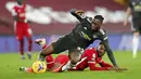 Pemain Manchester United, Aaron Wan-Bissaka, berebut bola dengan pemain Liverpool, Georginio Wijnaldum, pada laga Liga Inggris di Stadion Anfield, Minggu (17/1/2021). Kedua tim bermain imbang 0-0. (Michael Regan/Pool via AP)