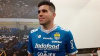 Fabiano Beltrame resmi diperkenalkan sebagai pemain Persib Bandung di Graha Persib, Jalan Sulanjana, Bandung, Sabtu (23/3/2019). (Bola.com/Erwin Snaz)