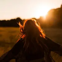 Ilustrasi menikmati hidup, bahagia, kebebasan, hidup sederhana. (Photo by Sasha Freemind on Unsplash)