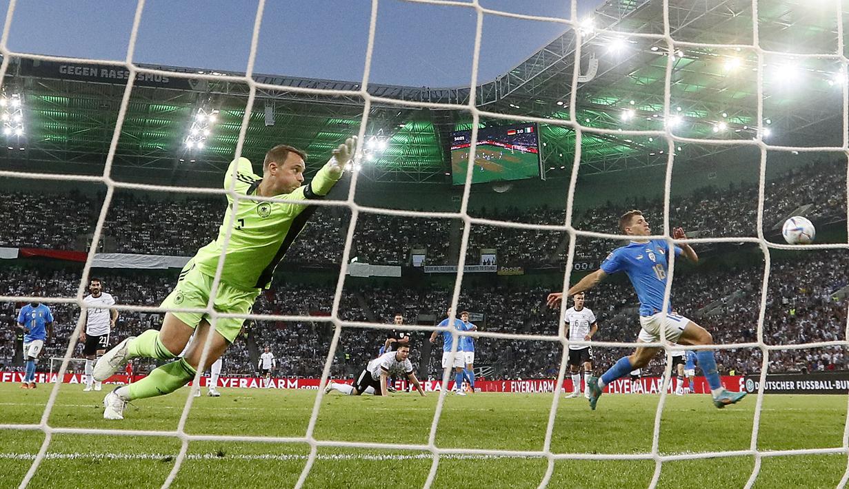 Penjaga gawang Jerman Manuel Neuer (kiri) berlari kembali ke gawangnya untuk menyelamatkan tendangan pemain Italia Nicolo Barella (kanan) pada pertandingan sepak bola UEFA Nations League di Moenchengladbach, Jerman, 14 Juni 2022. Jerman mengalahkan Italia 5-2. (AP Photo/Martin Meissner)