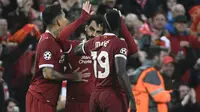 Trio striker Liverpool (dari kiri ke kanan), Robert Firmino, Mohamed Salah, dan Sadio Mane merayakan gol ke gawang AS Roma pada leg pertama semifinal Liga Champions, di Anfield, Rabu (24/4/2018). (AFP/Filippo Monteforte)