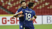 Thanawat Suengchitthawon. Gelandang serang Thailand berusia 19 tahun yang bermain bersama Leicester City U-23 ini mempunyai visi bermain dan kemampuan individu yang aduhai di lini tengah. Meski berpostur mungil, hal itu dijadikan kelebihan untuk bergerak lincah. (AP/Suhaimi Abdullah)