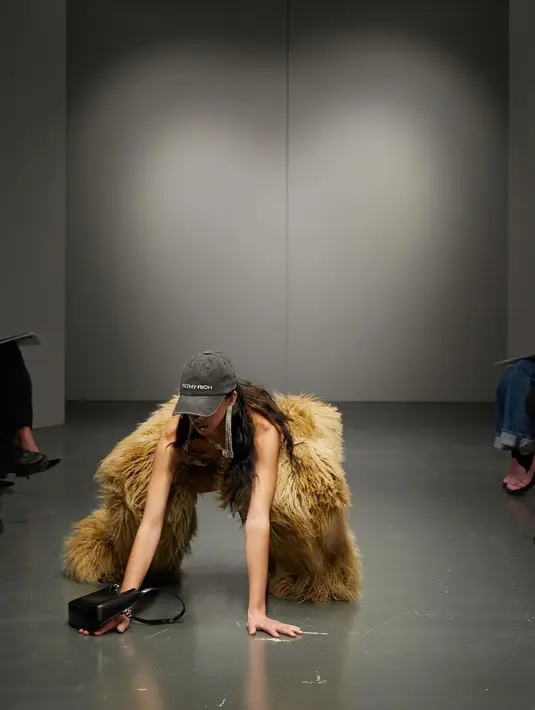 Awalnya para undangan tertipu jika para model memang terpeleset dan jatuh betulan, namun setelah semua model melakukan hal yang sama, ternyata itu semua adalah seni pertunjukan. (Foto: instagram.com/avavav)