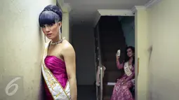 Eka Mariska, Miss Waria dari Sulawesi Selatan berpose sebelum naik panggung pada malam pemilihan Miss Waria 2016 di Bulungan, Jakarta, (11/11). Naluri sebagai perempuan membuat dandanan layaknya seorang putri kecantikan. (Liputan6.com/Fery Pradolo)