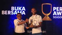 Komisaris PT Persib Kuswara S Taryono (kiri) memberikan trofi Player of the Season kepada David da Silva dalam acara Persib Awards 2023. (Bola.com/Erwin Snaz)