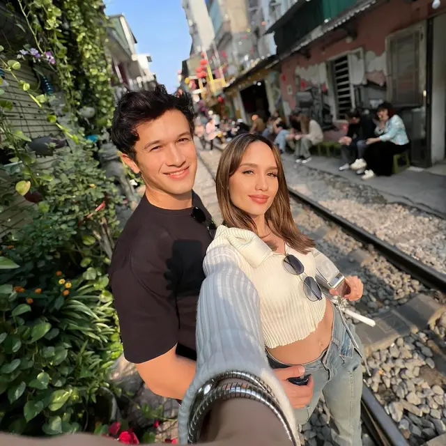 Potret 6 Artis Liburan Akhir Tahun 2023 Bareng Pacar, Jadi Momen Manis