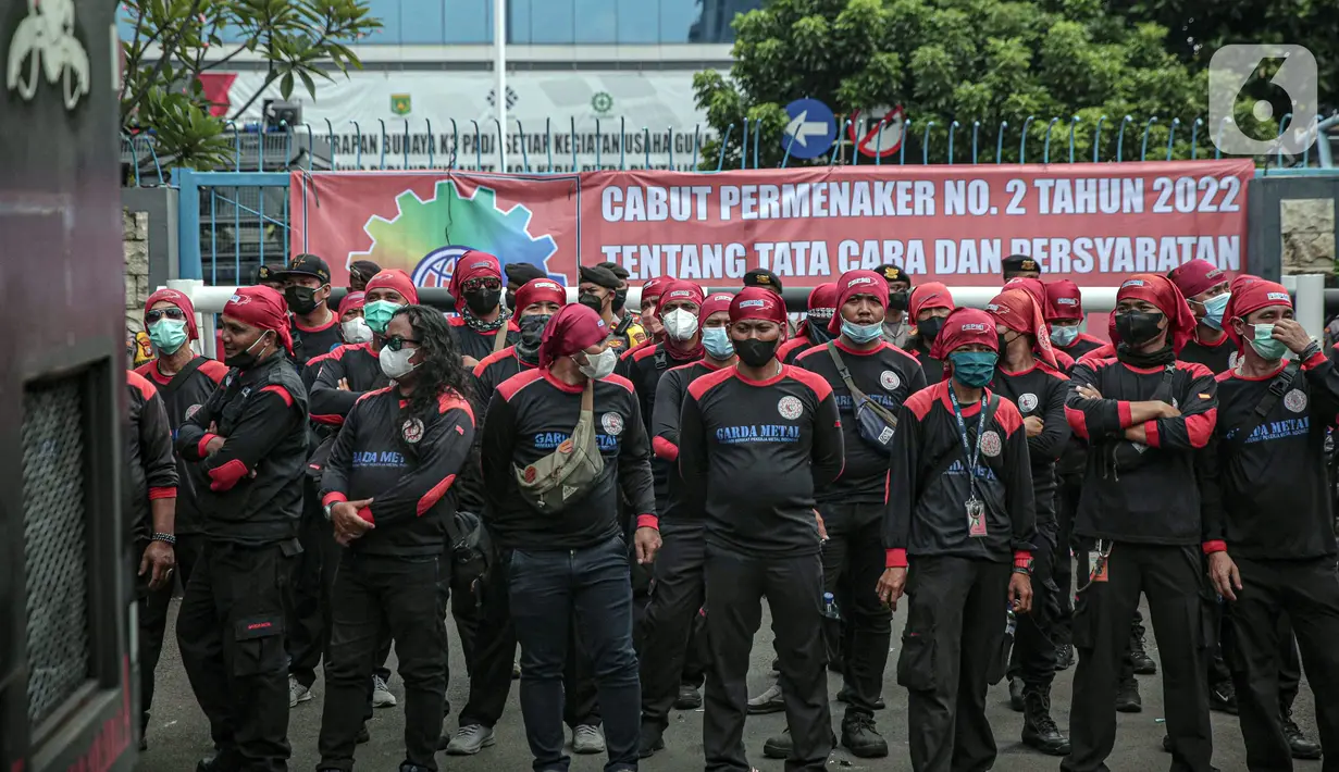 Buruh yang tergabung dalam Konfederasi Serikat Pekerja Indonesia berunjuk rasa di depan Kantor Kementerian Ketenagakerjaan, Jakarta, Rabu (16/2/2022). Buruh menuntut Permenaker Nomor 2 Tahun 2022 yang mengatur JHT baru bisa dicairkan pada usia 56 tahun segera dicabut. (Liputan6.com/Faizal Fanani)