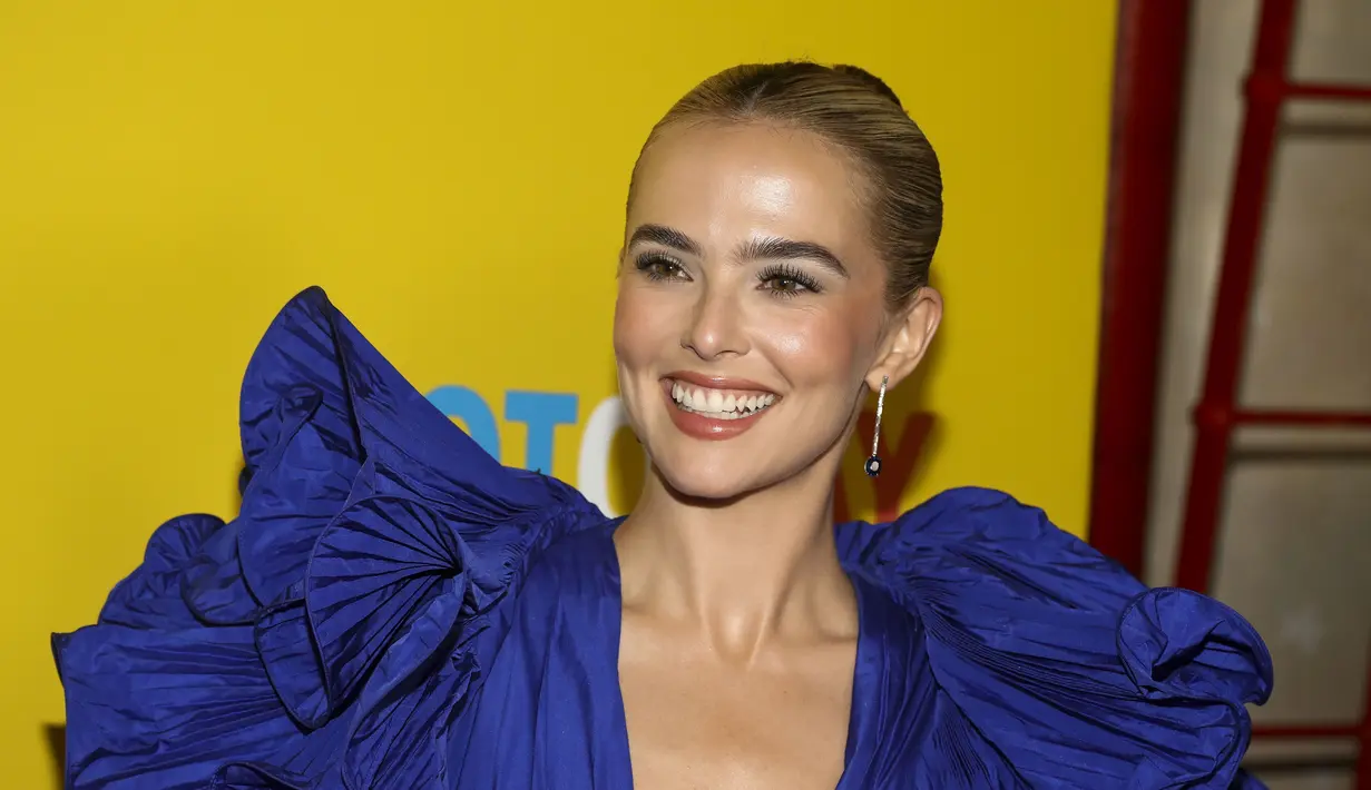 Zoey Deutch tersenyum saat menghadiri pemutaran perdana "Not Okay" di Angelika Film Center di New York (28/7/2022). Bintang berusia 27 tahun itu berpose di karpet merah dengan gaun biru setinggi paha dari koleksi ready-to-wear musim gugur 2022. (AP Photo/Andy Kropa)