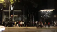 Sejumlah pengunjung keluar dari hotel saat terjadi gempa bumi di pusat kota Mexico City (7/9). Akibat gempa tersebut Survei Geologi AS mengeluarkan peringatan tsunami. (AFP Photo/Diana Ulloa)
