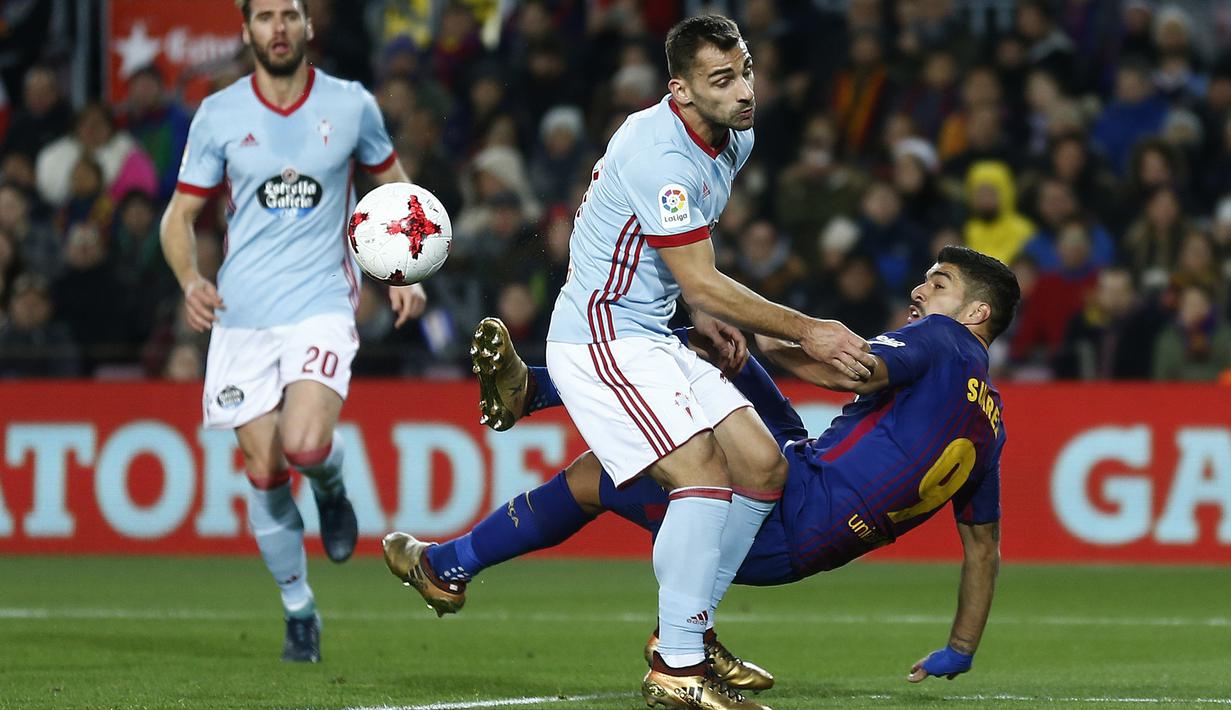 Aksi pemain Barcelona, Luis Suarez (kanan) berebut bola dengan pemain Celta Vigo pada laga Copa del Rey di Camp Nou stadium, Barcelona, (11/1/2018). Barcelona menang 5-0 atas Celta Vigo. (AP/Manu Fernandez)