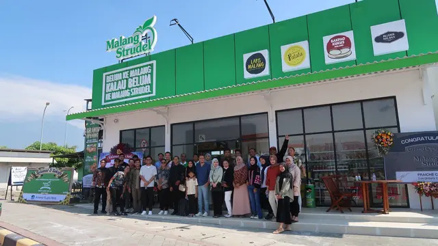 Pembukaan outlet Malang Strudel cabang ke-8 di Rest Area Tol Malang-Pandaan KM 66A pada tanggal 17 Mei 2024.