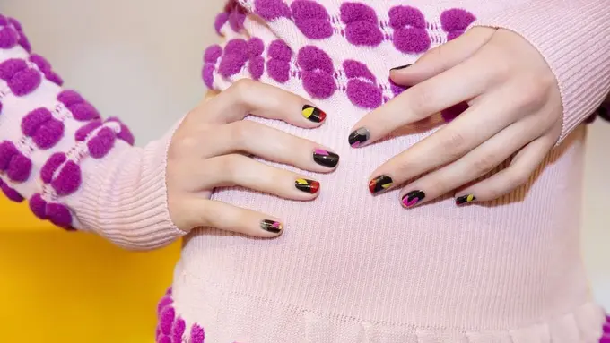 [Bintang] Coba Kombinasi Warna Kuku Ini Supaya Tampilan Tidak Monoton Saat ke Kantor