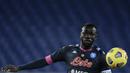 5. Kalidou Koulibaly (Napoli) - Penampilan apiknya dalam menjaga benteng pertahanan membuat Kalidou Koulibaly menjadi bek tangguh yang dimiliki Napoli saat ini. (AFP/Filippo Monteforte)