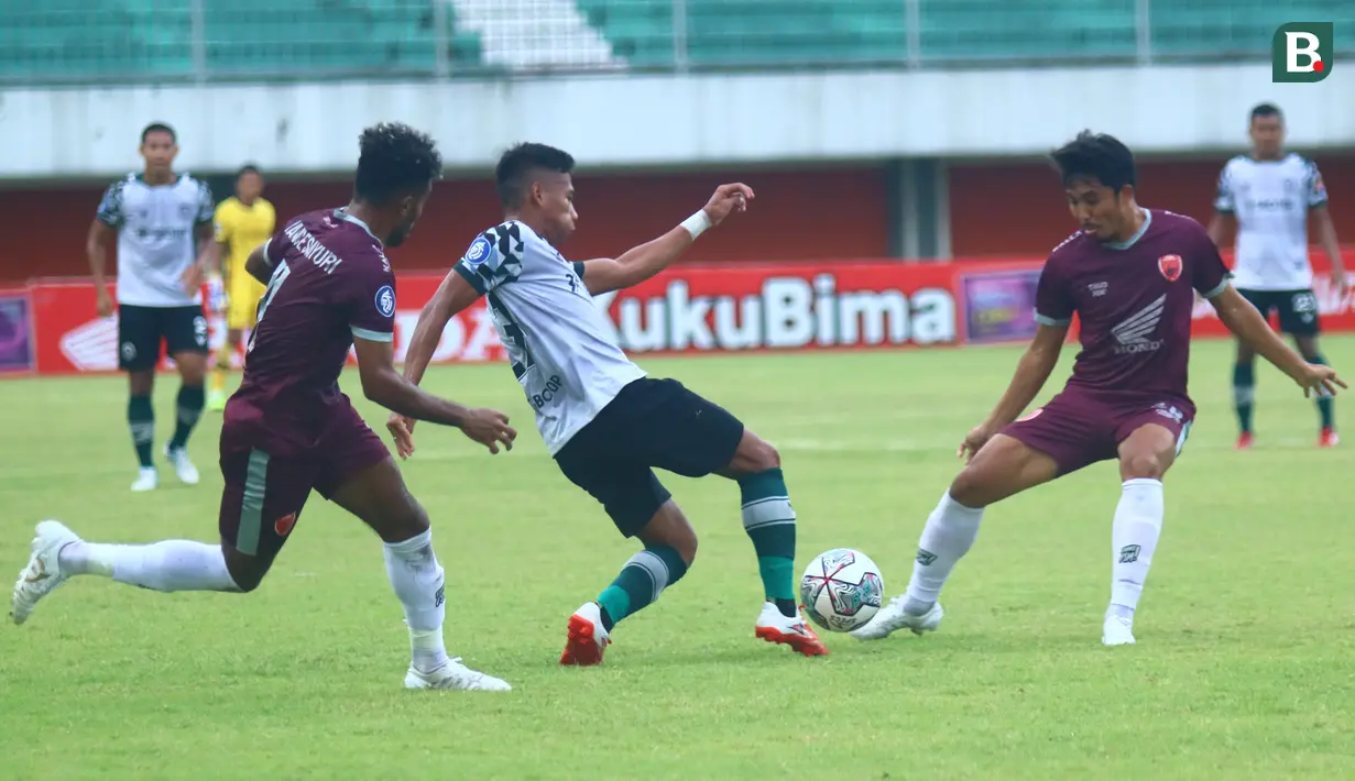 Pemain Persikabo 1973, Ahmad Nufiandani (tengah) dikurung dua pemain PSM Makassar, Yakob Sayuri (kiri) dan M. Arfan dalam laga pekan ke-9 BRI Liga 1 2021/2022 di Stadion Maguwoharjo, Sleman, Selasa (26/10/2021). (Bola.com/Nandang Permana)