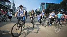 Grup band Slank ikut meramaikan car free day (CFD) di Bundaran HI, Jakarta, Minggu (22/3/2015). Grup musik ini menggelar konser mini untuk memperingati Hari Air Sedunia yang jatuh pada 22 Maret. (Liputan6.com/Faizal Fanani) 
