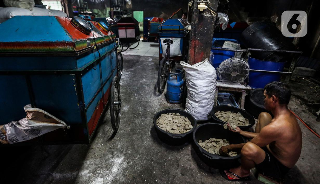 Pekerja memilah kerupuk mentah yang telah dijemur di UKM Kerupuk Melati, Jakarta, Rabu (16/12/2020). Pada masa pandemi COVID-19, UKM tersebut memproduksi kerupuk kurang lebih dua kuintal per hari atau menurun 40 persen dari kondisi normal. (Liputan6.com/Johan Tallo)