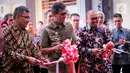Direktur Engineering & Project Semen Indonesia Tri Abdisatrijo (kanan), Gubernur Sumbar Irwan Prayitno dan Pjs. Rektor Universitas Bung Hatta (UBH) Hendra Suherman saat meresmikan Laboratorium Mekanika Tanah dan Laboratorium Material dan Struktur, UBH Padang, Kamis (23/1/2020). (Liputan6.com/HO/Eko)
