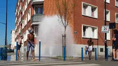 Sejumlah pemuda mendinginkan tubuh di air hidran yang terbuka selama cuaca panas di Aubervilliers, sebelah utara Paris, (19/4). (AFP Photo/Amine Guedaim)