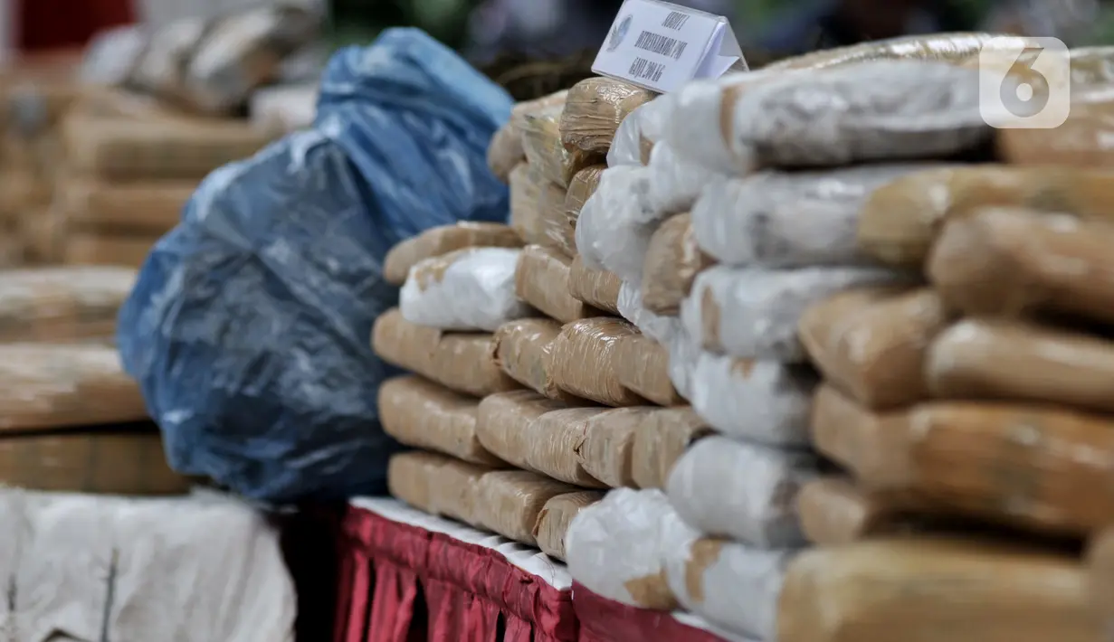 Barang bukti ganja ditampilkan saat rilis pengungkapan narkoba di Mapolda Metro Jaya, Jakarta, Rabu (22/1/2020). Dari pengungkapan periode Desember 2019-Januari 2020 ini, total 19 tersangka berhasil ditangkap, satu di antaranya tewas ditembak. (merdeka.com/Iqbal Nugroho)