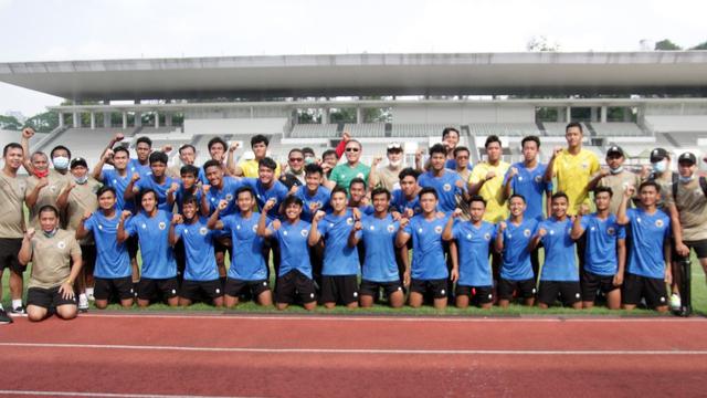 Ketua PSSI, Mochamad Iriawan berpose dengan Timnas Indonesia U-19.