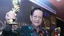 Aktor senior Deddy Sutomo untuk kelima kalinya meraih penghargaan berkat film Mencari Hilal. Dalam IMAA 2016, Deddy mendapatkan piala sebagai Pemeran Utama Pria Terbaik. (Adrian Putra/Bintang.com)