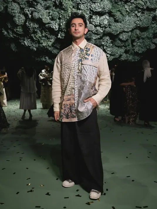 Omar Daniel terlihat charming dengan kemeja oversized multi motif dan celana longgar hitam [@omardaniel]
