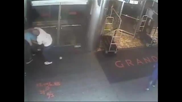 James Blake eks petenis dunia asal Amerika Serikat mendapat perlakuan tak pantas saat seorang polisi dari New York Police Department (NYPD) menyerang dan terbukti salah tangkap pada dirinya.