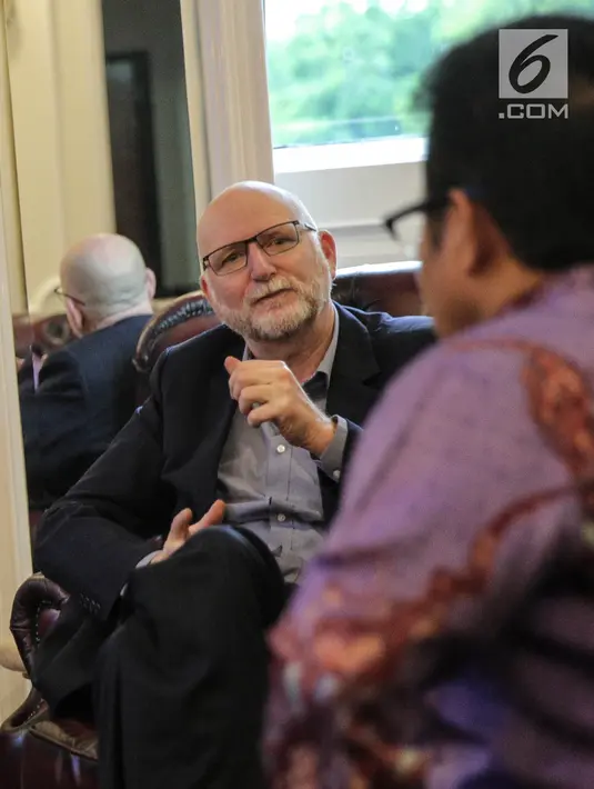Duta Besar Australia untuk Indonesia, Paul Grigson berbincang dengan Ketua Umum PKB Muhaimin Iskandar di DPP PKB, Jakarta, Rabu (25/10). Kunjungan Paul ke DPP PKB untuk mengenal lebih jelas demokrasi dan politik di Indonesia. (Liputan6.com/Faizal Fanani)