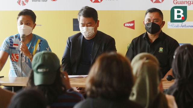 Pebulutangkis Indonesia, Apriyani Rahayu, memberikan keterangan saat jumpa pers Indonesia Open 2022 di BCA Tower, Jakarta, Rabu (25/5/2022). (Bola.com/M Iqbal Ichsan)