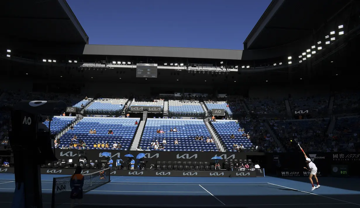 Petenis Italia, Jannik Sinner melakukan servis kepada Alex de Minaur dari Australia selama pertandingan putaran keempat mereka di Rod Laver Arena pada kejuaraan tenis Australia Terbuka di Melbourne, Australia, Senin, 24 Januari 2022. (AP Photo/Andy Brownbill)