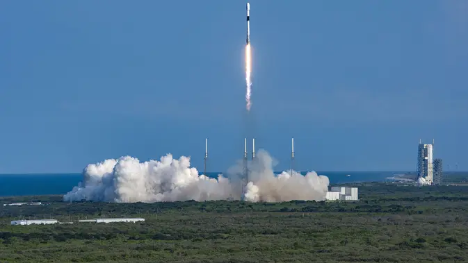 <p>Roket Falcon 9 dari SpaceX mengudara dengan membawa Satelit Satria-1 (dok: SpaceX)</p>