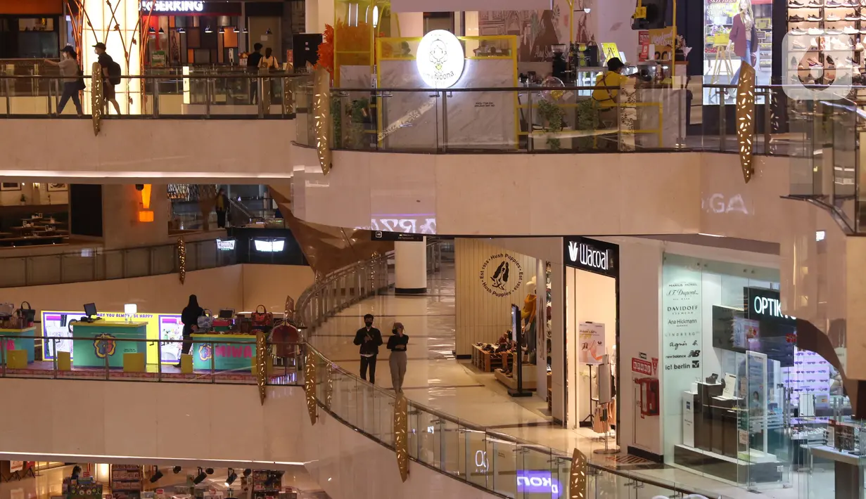 Pengunjung melintas di dalam Lippo Mall Kemang, Jakarta, Jumat (2/7/2021). Penutupan operasional gedung pusat perbelanjaan sebagai langkah pembatasan kegiatan masyarakat dalam upaya Pemerintah menekan angka penyebaran Covid-19. (Liputan6.com/Angga Yuniar)